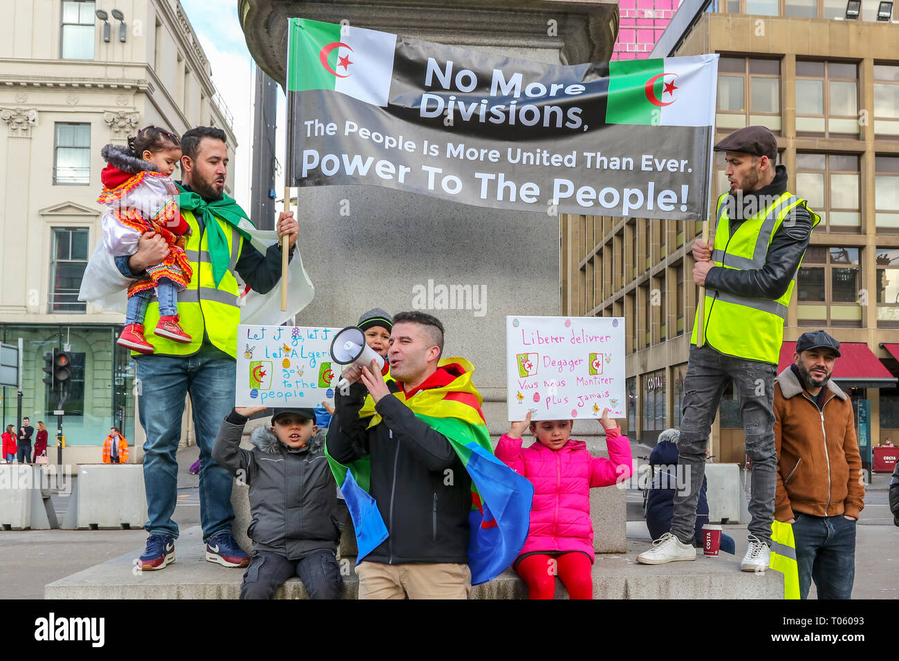 Glasgow, Regno Unito. Xvii Mar, 2019. I membri della comunità algerina che sono state la presentazione di petizioni del Foreign Office britannico chiedendo loro di esercitare una pressione politica sul governo algerino per tenere completamente le elezioni democratiche. Per evidenziare la loro campagna, hanno tenuto una manifestazione a George Square Glasgow, UK a chiedere alla gente per supporto e sperando che il Foreign Office britannico prende nota. Credito: Findlay/Alamy Live News Foto Stock