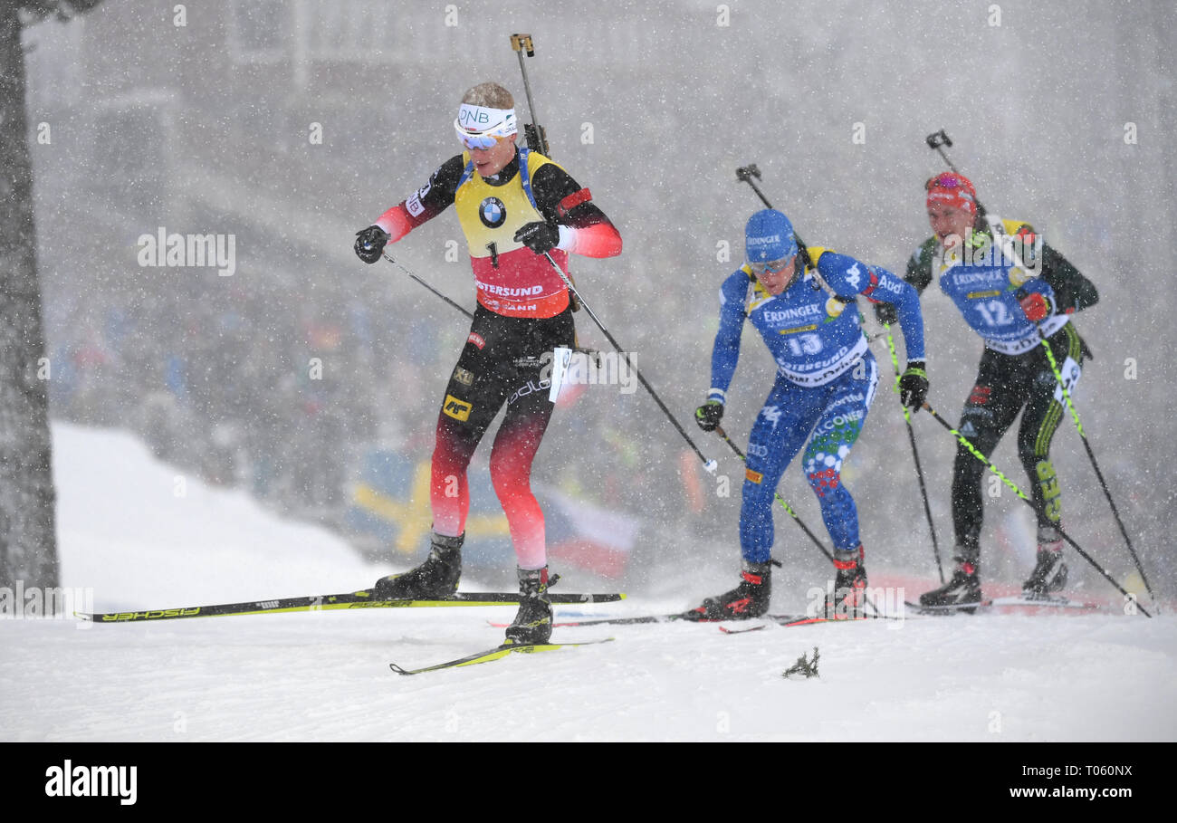 Ostersund, Svezia. Xvii Mar, 2019. 17 marzo 2019, Svezia, Östersund: Biathlon: World Championship, mass start 15 km, gli uomini. Johannes Thingnes Bö (l-r) dalla Norvegia in azione nella parte anteriore di Lukas Hofer provenienti dall Italia e da Benedikt Doll dalla Germania. Foto: Sven Hoppe/dpa Credito: dpa picture alliance/Alamy Live News Foto Stock