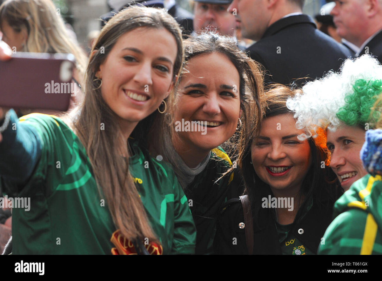 Londra, Regno Unito. Xvii Mar, 2019. Giovani donne irlandesi tenendo selfies poco prima dell'inizio della sessione annuale della commissione per il giorno di San Patrizio parata nel centro di Londra, Inghilterra, Regno Unito. Le celebrazioni sono tenuti ogni anno per commemorare il Santo di Irlanda, San Patrizio, ma per molte persone ora il messaggio cristiano è stato sostituito da una buona scusa per una festa di strada, innaffiato con numerose pinte di Guinness. St Patrick era di Romano-British filiazione ed è stata presa come uno schiavo in Irlanda nel V secolo, dove egli ha sperimentato una conversione religiosa. Ha fondato la sede arcivescovile Sede di Armagh in circa 454annuncio. T Foto Stock