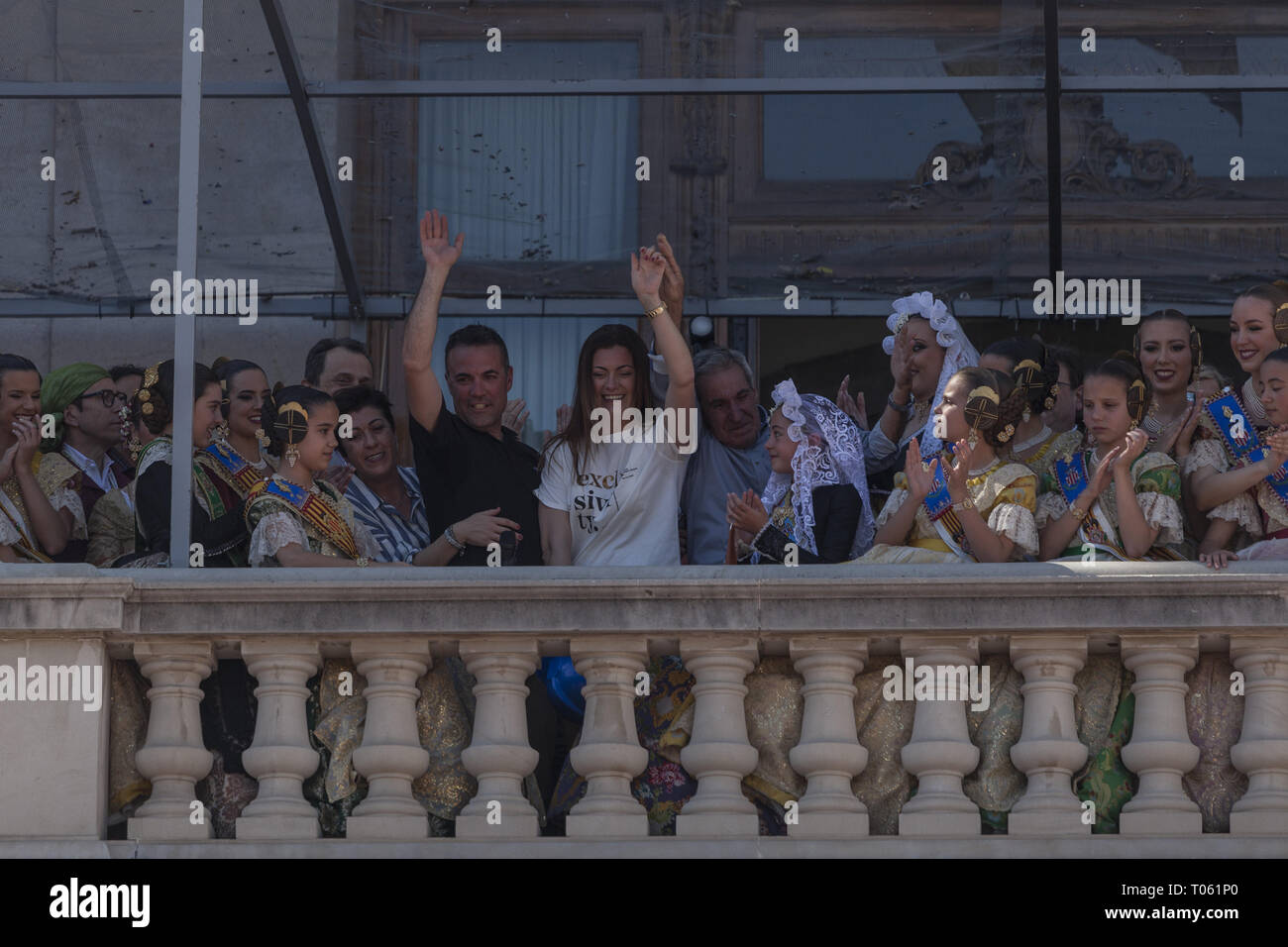 Valencia, Spagna. Xvii Mar, 2019. Master pirotecnico visto permanente al balcone principale del Ayuntamiento, Valencia durante il festival.Fallas saranno bruciate sulle strade di Valencia il 19 marzo 2019 come un omaggio a San Giuseppe, patrono dei falegnami' Guild. Credito: Guillermo Gutierrez SOPA/images/ZUMA filo/Alamy Live News Foto Stock