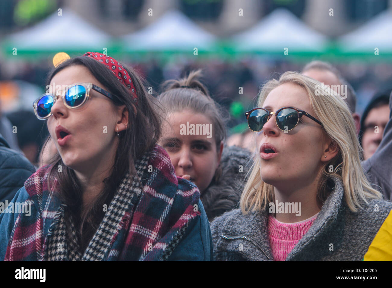 Londra, Regno Unito. 17 marzo 2019 St Patricks giorni nella piazza la folla cantando la musica di via cani ,e St Patricks non sarebbe St Patricks senza un Guinness ,facendo alcuni selfies tipo di strano .tra la grande folla alcuni molto volti famosi sono stati avvistati indossando cappelli irlandese @Paolo Quezada-Neiman/Alamy Live News Foto Stock