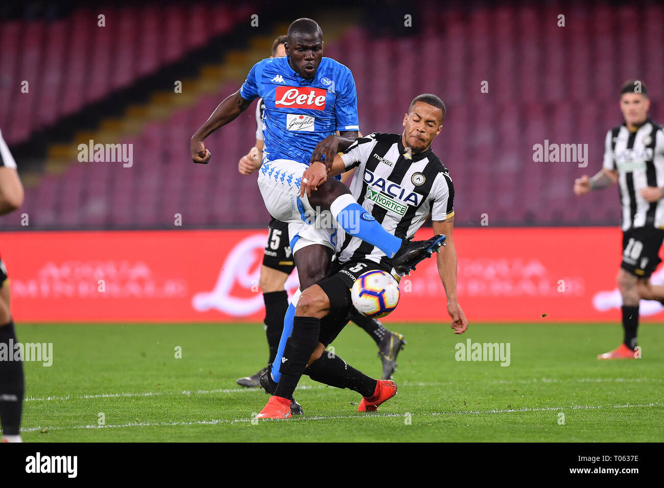 Napoli, Italia. Xvii Mar, 2019. Foto Cafaro/LaPresse 17 Marzo 2019 Napoli, Italia sport calcio Napoli vs Udinese - Campionato di calcio di Serie A TIM 2018/2019 - Stadio San Paolo. Nella foto: Kalidou Koulibaly (SSC Napoli). Foto Cafaro/LaPresse Marzo 17, 2019 napoli, Italia sport soccer Napoli vs Udinese - Italian Football Championship League A TIM 2018/2019 - Stadio San Paolo. Nel pic: Kalidou Koulibaly (SSC Napoli). Credito: LaPresse/Alamy Live News Foto Stock