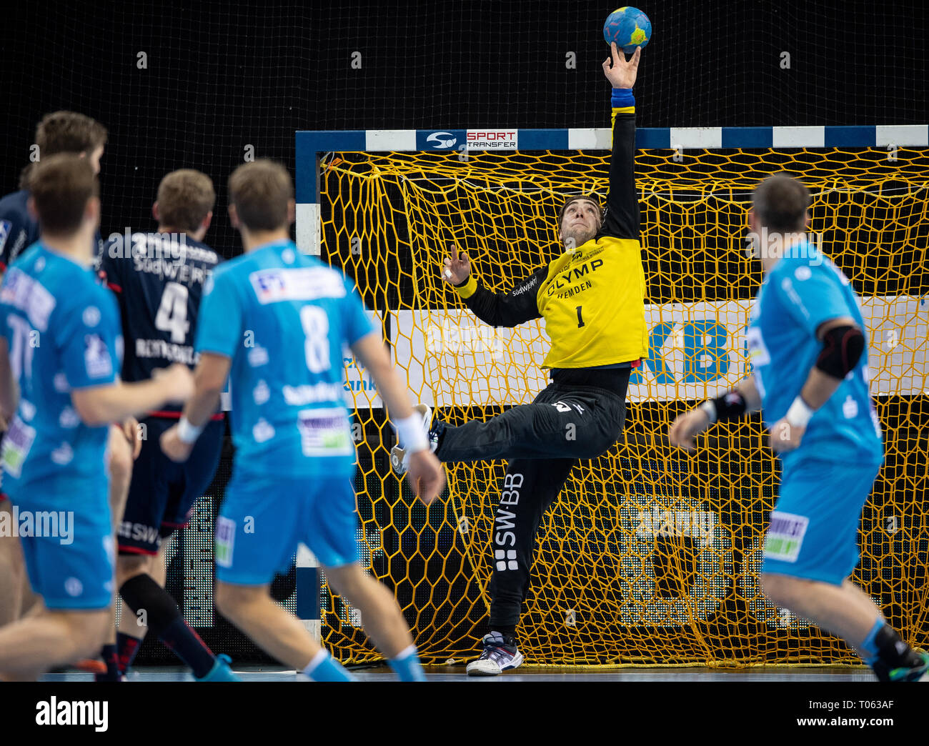 Ludwigsburg, Germania. Xvii Mar, 2019. Pallamano: Bundesliga, SG BBM Bietigheim - TVB Stuttgart, XXIV GIORNATA: Bietigheim portiere Domenico Ebner difende una palla. Credito: Fabian Sommer/dpa/Alamy Live News Foto Stock