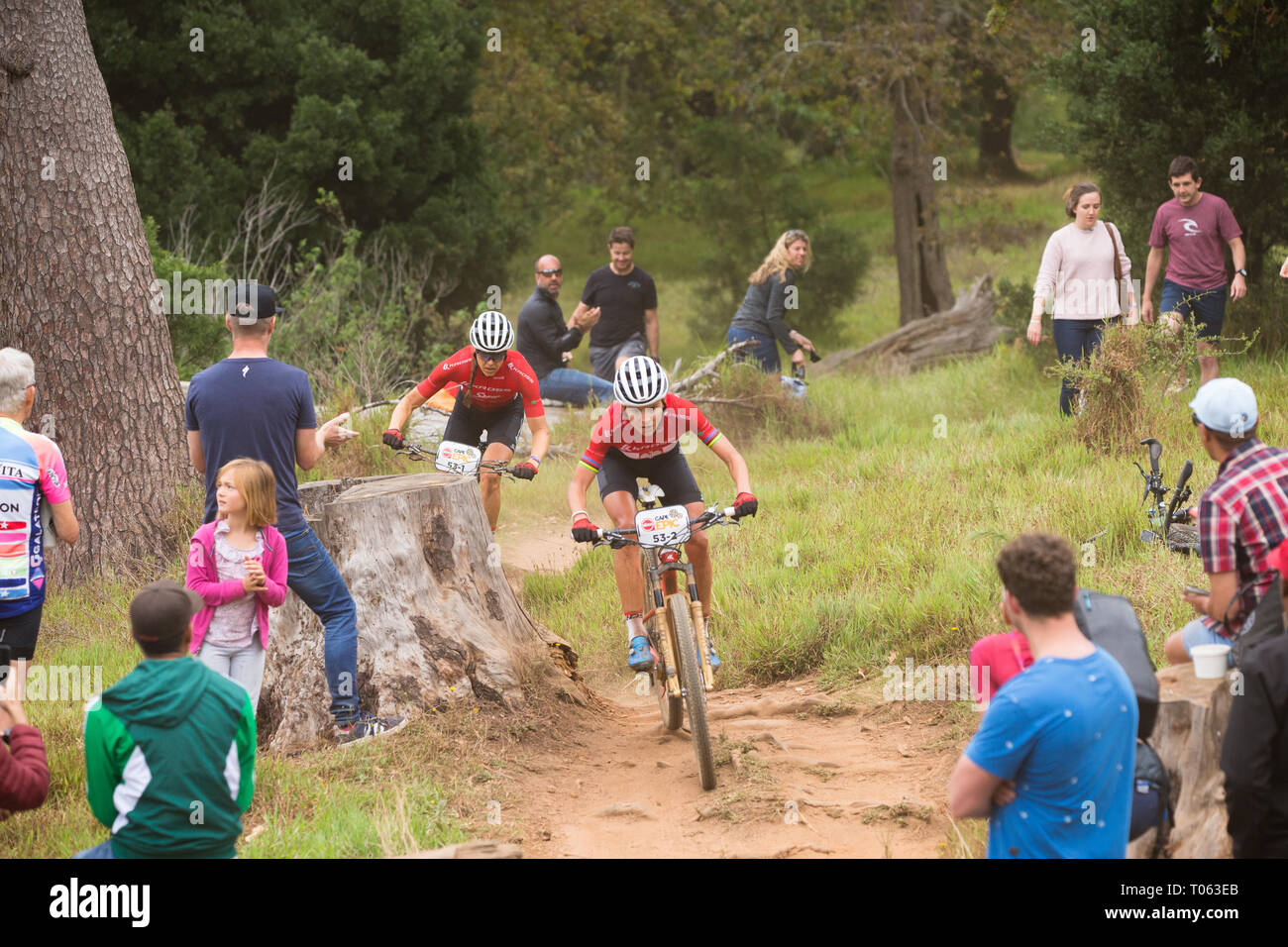 Cape Town, Sud Africa. Il 17 marzo 2019. Maja Wloszczowska di Polonia davanti e dietro di lei è il suo partner Ariane Luthi della Svizzera quasi alla fine del prologo fase di avvio delle otto giorno Absa Cape Epic cycle race. ©Childa Santrucek/Alamy Live News Foto Stock