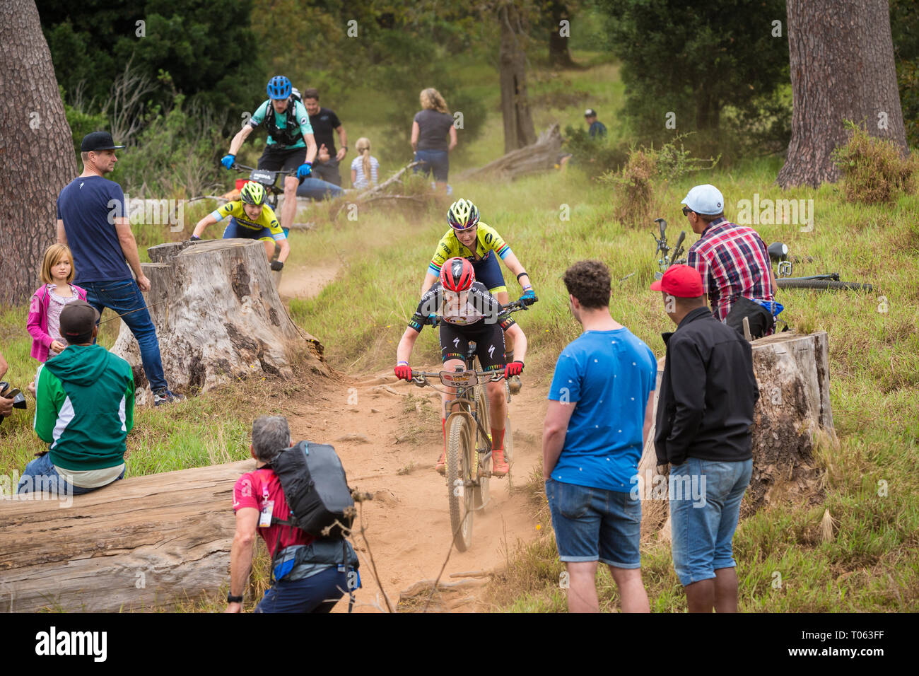 Cape Town, Sud Africa. Il 17 marzo 2019. Anna van der Breggen dei Paesi Bassi di fronte e vicino sulla sua schiena ruota è Mariske Strauss del Sud Africa con il suo partner Jennie Stenerhag di Svezia il divario veloce, quasi alla fine del prologo fase di avvio delle otto giorno Absa Cape Epic cycle race. ©Childa Santrucek/Alamy Live News Foto Stock
