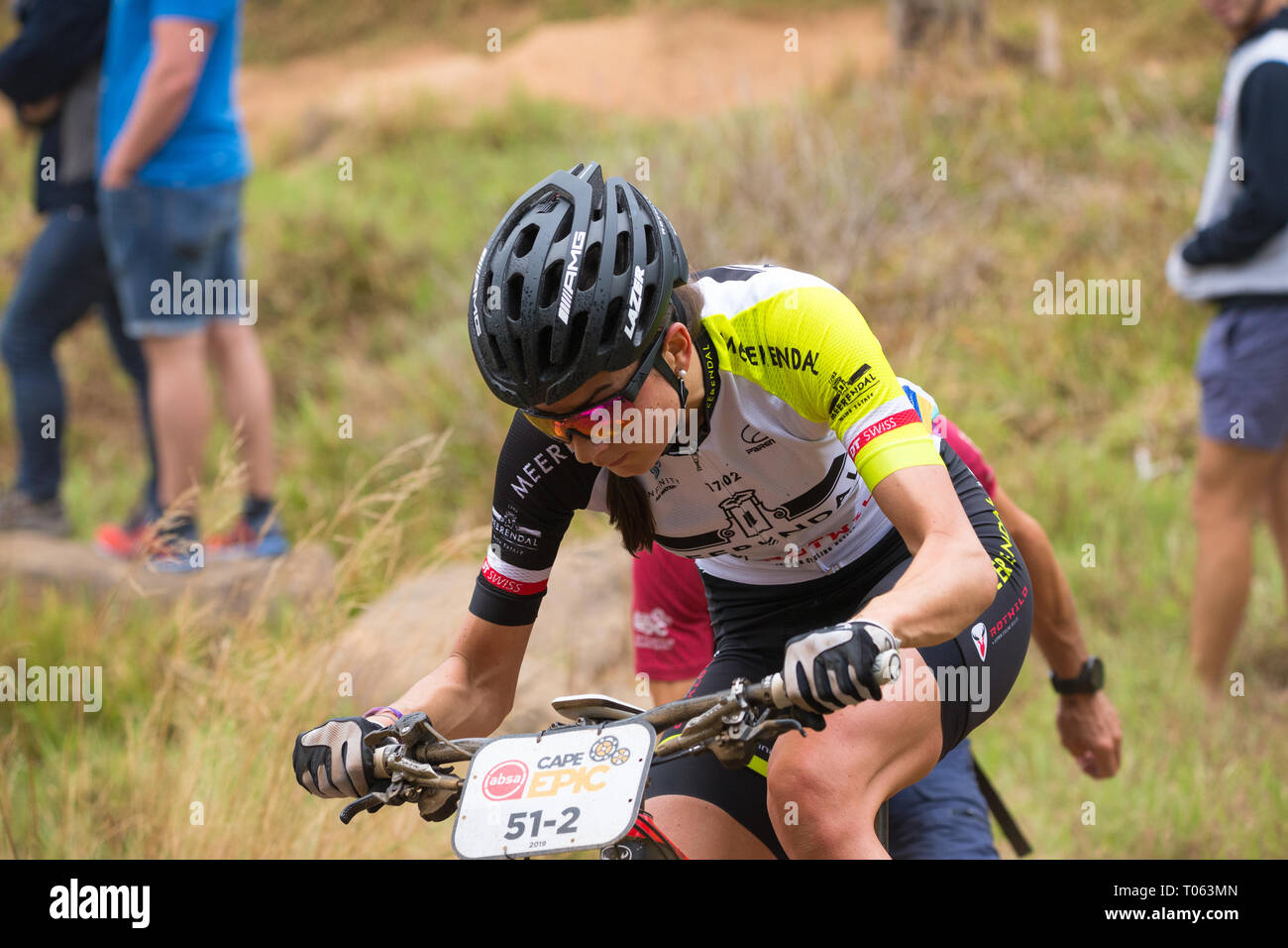 Cape Town, Sud Africa. Il 17 marzo 2019. Nadine Rieder di Germania avvicinando alla fine del prologo fase di avvio delle otto giorno Absa Cape Epic cycle race. ©Childa Santrucek/Alamy Live News Foto Stock
