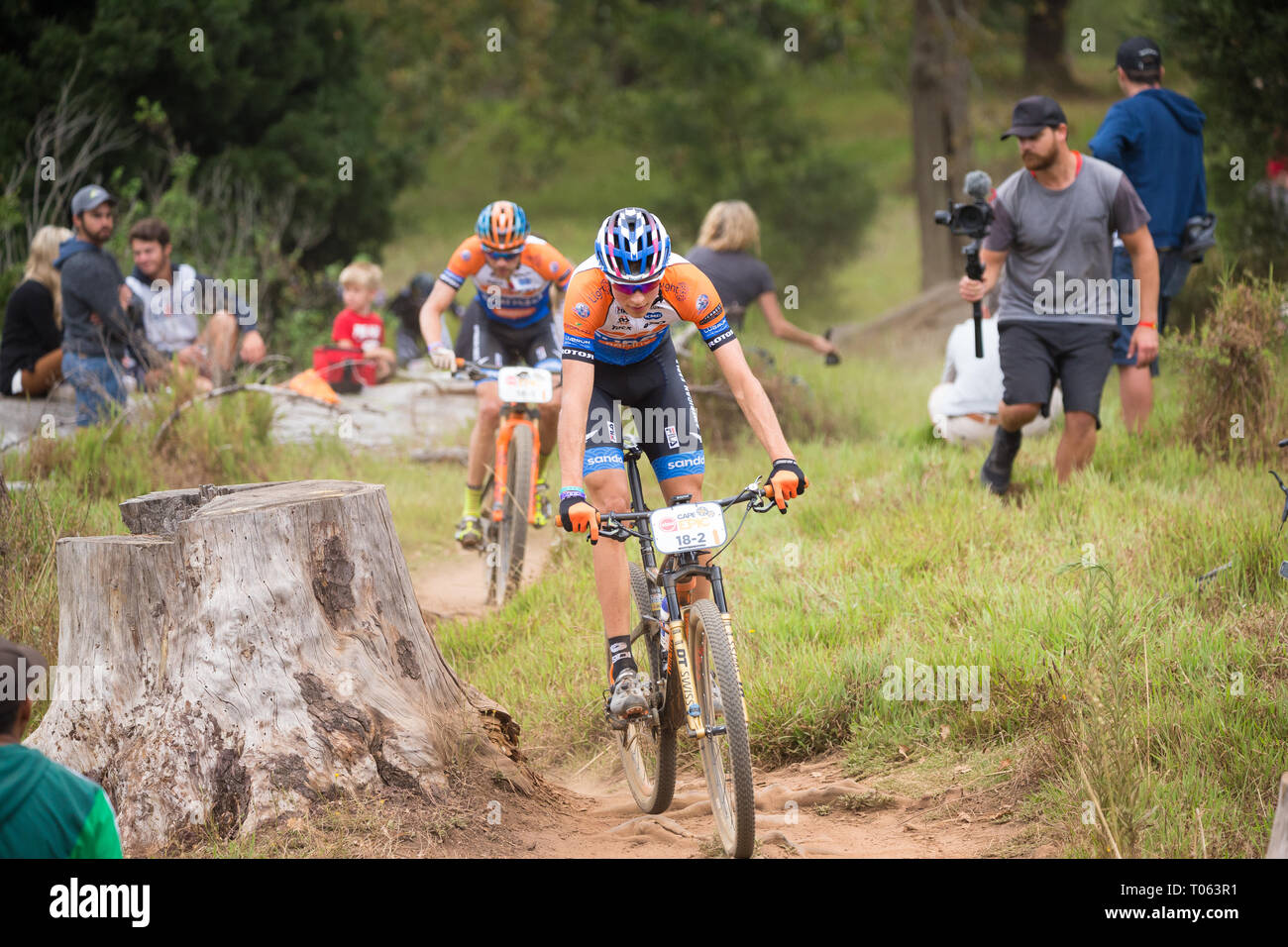 Cape Town, Sud Africa. Il 17 marzo 2019. David Nordemann dei Paesi Bassi nella parte anteriore e il suo partner Erwin Bakker anche dei Paesi Bassi vicino alle spalle quasi alla fine del prologo fase di avvio delle otto giorno Absa Cape Epic cycle race. ©Childa Santrucek/Alamy Live News Foto Stock