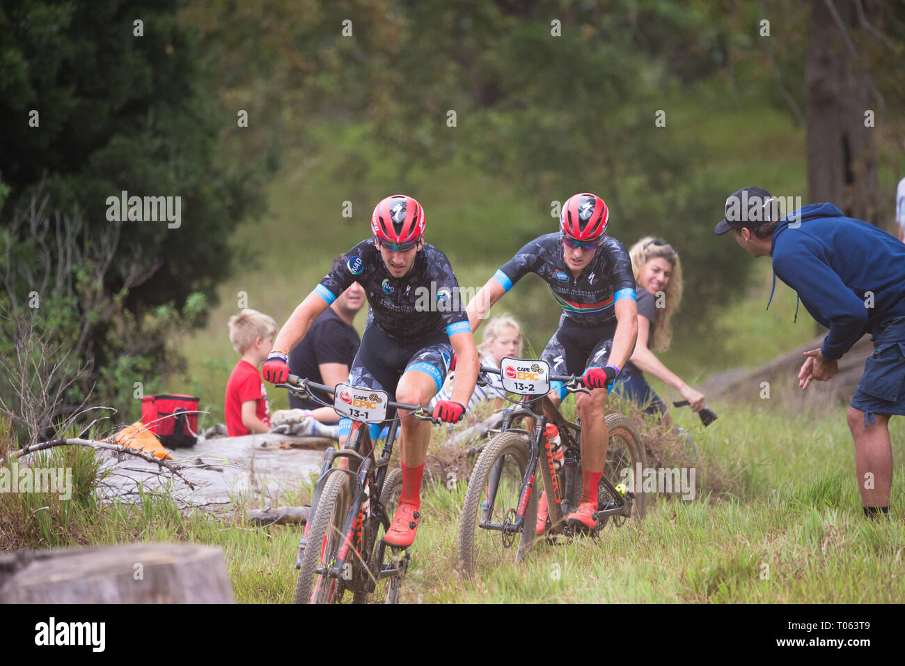 Cape Town, Sud Africa. Il 17 marzo 2019. Alan Hatherly del Sud Africa di fronte e il suo partner Matteo anche birre di Sud Africa vicino alle spalle quasi alla fine del prologo fase di avvio delle otto giorno Absa Cape Epic cycle race. ©Childa Santrucek/Alamy Live News Foto Stock