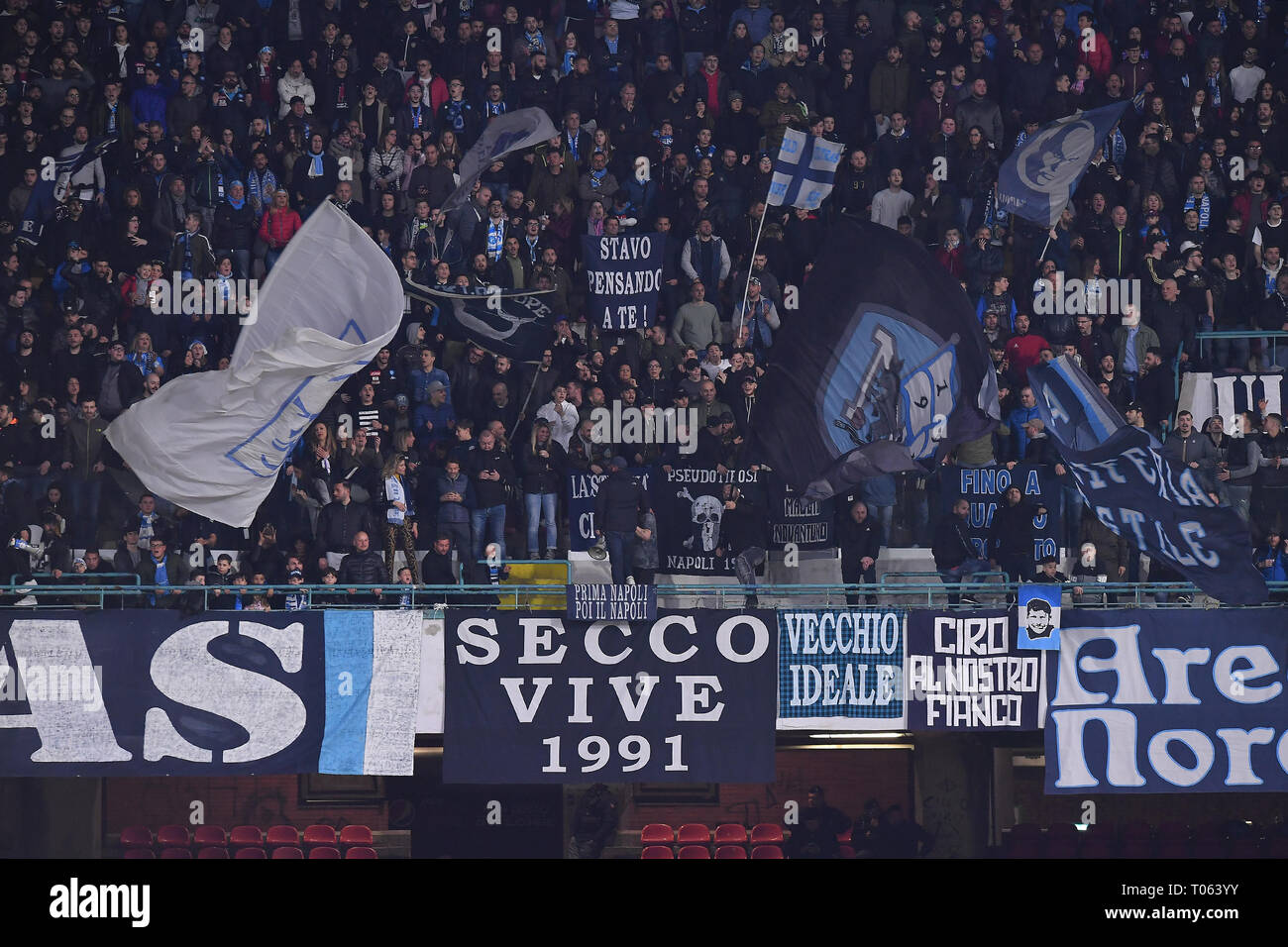 Napoli, Italia. Xvii Mar, 2019. Foto Cafaro/LaPresse 17 Marzo 2019 Napoli, Italia sport calcio Napoli vs Udinese - Campionato di calcio di Serie A TIM 2018/2019 - Stadio San Paolo. Nella foto: tifosi del Napoli. Foto Cafaro/LaPresse Marzo 17, 2019 napoli, Italia sport soccer Napoli vs Udinese - Italian Football Championship League A TIM 2018/2019 - Stadio San Paolo. Nel pic: SSC Napoli fans mostrano il loro sostegno. Credito: LaPresse/Alamy Live News Foto Stock