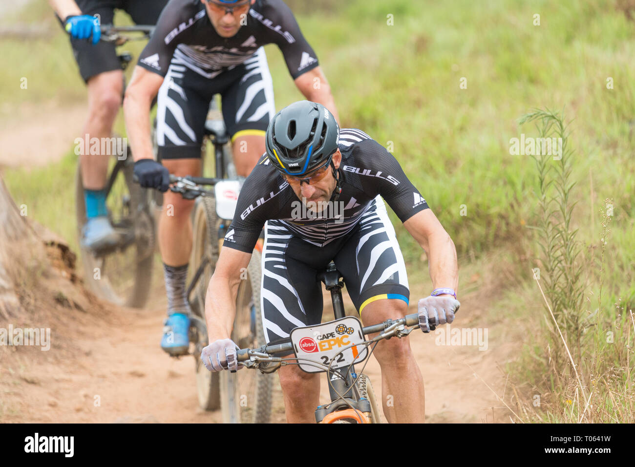 Cape Town, Sud Africa. Il 17 marzo 2019. Alban Lakata dell'Austria nella parte anteriore e il suo partner Karl Platt di Germania vicino alle spalle quasi alla fine del prologo fase di avvio delle otto giorno Absa Cape Epic cycle race. ©Childa Santrucek/Alamy Live News Foto Stock