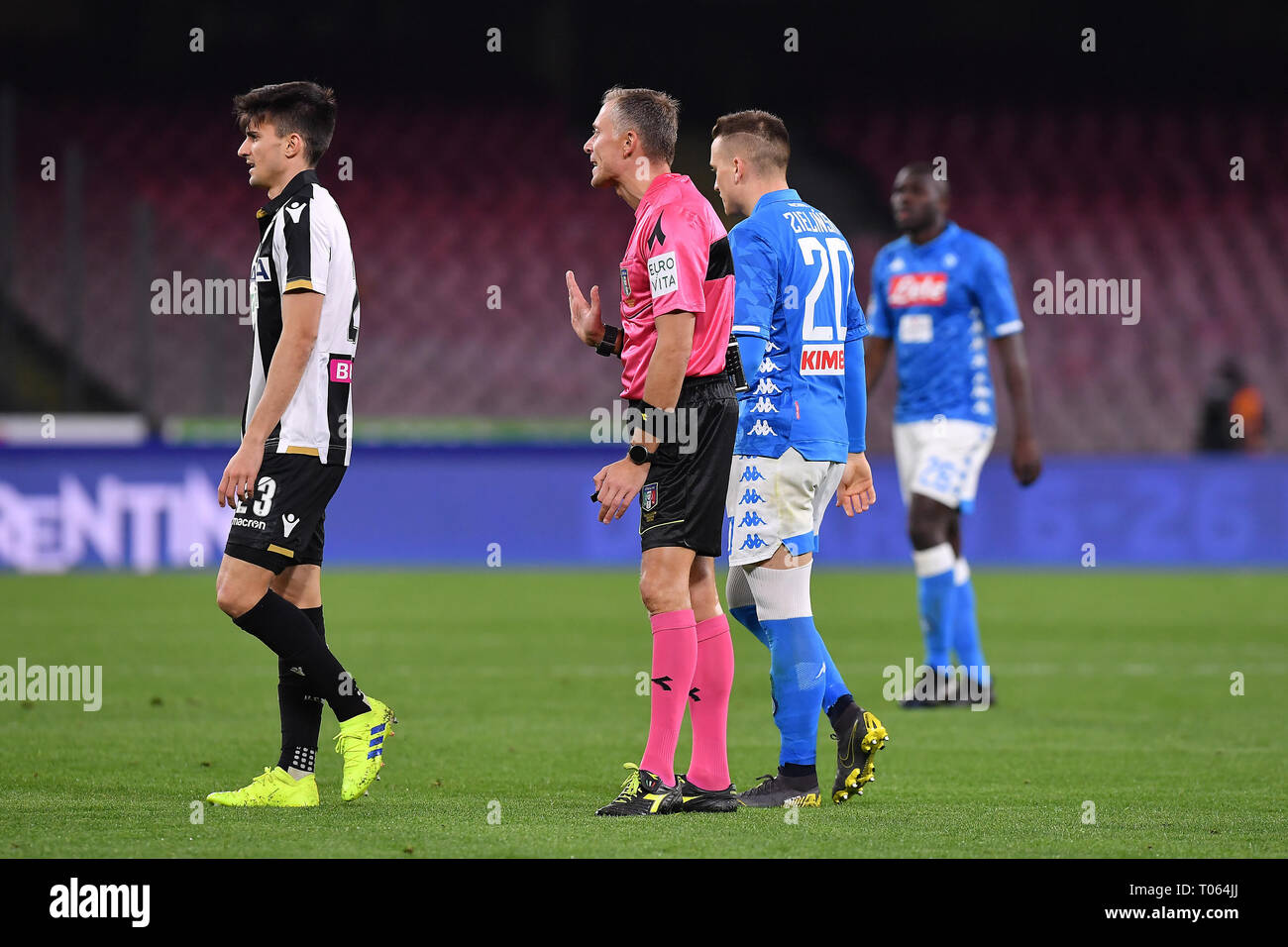 Napoli, Italia. Xvii Mar, 2019. Foto Cafaro/LaPresse 17 Marzo 2019 Napoli, Italia sport calcio Napoli vs Udinese - Campionato di calcio di Serie A TIM 2018/2019 - Stadio San Paolo. Nella foto: arbitro Valeri. Foto Cafaro/LaPresse Marzo 17, 2019 napoli, Italia sport soccer Napoli vs Udinese - Italian Football Championship League A TIM 2018/2019 - Stadio San Paolo. Nel pic: arbitro Valeri. Credito: LaPresse/Alamy Live News Foto Stock