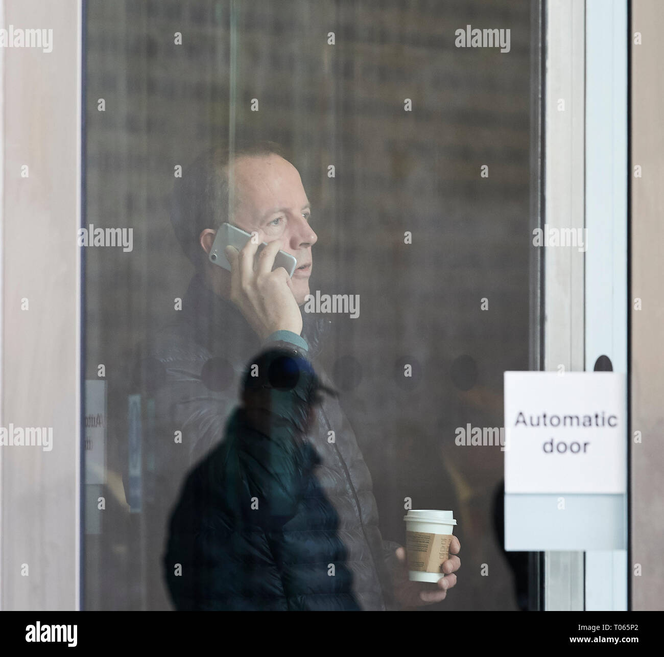 Londra, Regno Unito. Xvii Mar, 2019. Gli ospiti arrivano alla BBC prima della loro comparsa sul Andrew Marr Show. Broadcasting House, Londra. Regno Unito Nick Boles, il Tory MP per Grantham e Stamford recentemente rassegnato le dimissioni dal partito conservatore dopo pubblici disaccordi sulla Brexit. Credito: Thomas Bowles/Alamy Live News Foto Stock