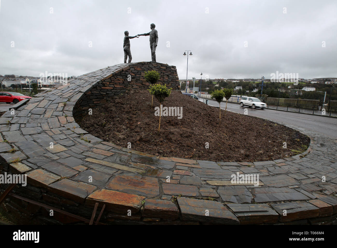 Londonderry, Irlanda del Nord. 16 mar 2019. Le mani attraverso la divisione scultura in bronzo di Maurice Harron Derry Londonderry Irlanda del Nord, 16 marzo 2019. - Domenica sanguinante, talvolta chiamato il massacro Bogside, è stato un incidente il 30 gennaio 1972 nell'area Bogside di Derry, Irlanda del Nord, quando i soldati britannici shot 28 civili disarmati durante una marcia di protesta contro l'internamento. Quattordici persone sono morte: tredici sono stati uccisi a titolo definitivo, mentre la morte di un altro uomo quattro mesi più successivamente è stato attribuito alle sue ferite. Credito: Irish occhio/Alamy Live News Foto Stock