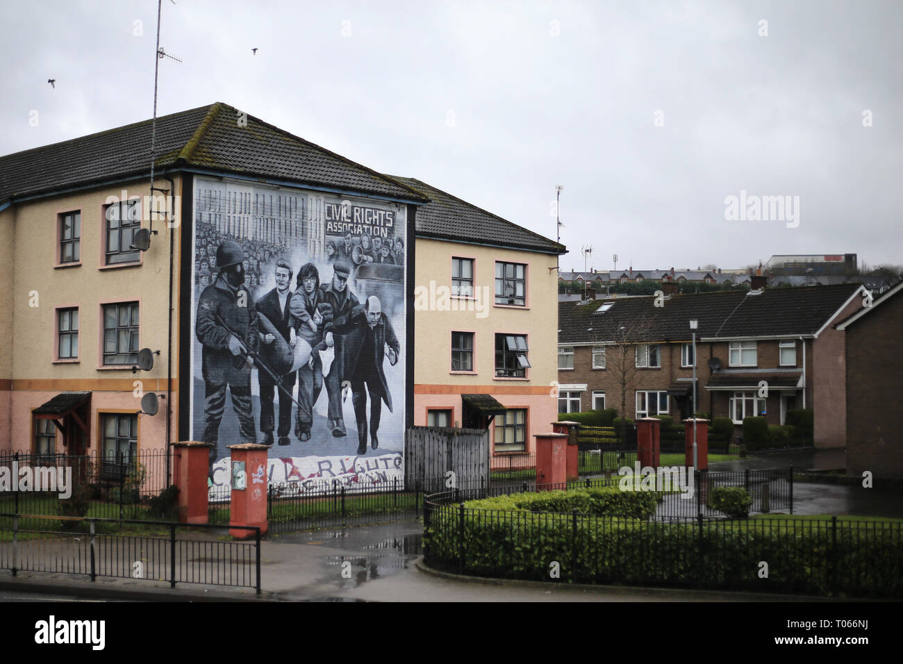 Londonderry, Irlanda del Nord. 16 mar 2019. Un murale raffigurante il compianto Vescovo Mons. Edward Daly sventolare un fazzoletto bianco come Jackie Duddy è portato via durante il 1972 domenica sanguinante uccisioni, nell'area Bogside di Derry, Irlanda del Nord, 16 marzo 2019. - Domenica sanguinante, talvolta chiamato il massacro Bogside, è stato un incidente il 30 gennaio 1972 nell'area Bogside di Derry, Irlanda del Nord, quando i soldati britannici shot 28 civili disarmati durante una marcia di protesta contro l'internamento. Credito: Irish occhio/Alamy Live News Foto Stock