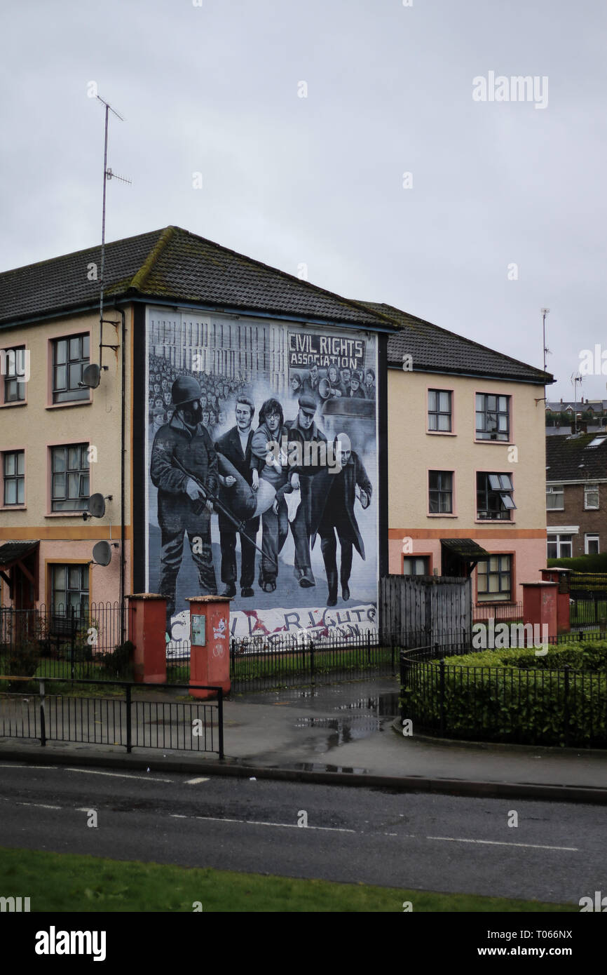 Londonderry, Irlanda del Nord. 16 mar 2019. Un murale raffigurante il compianto Vescovo Mons. Edward Daly sventolare un fazzoletto bianco come Jackie Duddy è portato via durante il 1972 domenica sanguinante uccisioni, nell'area Bogside di Derry, Irlanda del Nord, 16 marzo 2019. - Domenica sanguinante, talvolta chiamato il massacro Bogside, è stato un incidente il 30 gennaio 1972 nell'area Bogside di Derry, Irlanda del Nord, quando i soldati britannici shot 28 civili disarmati durante una marcia di protesta contro l'internamento. Credito: Irish occhio/Alamy Live News Foto Stock