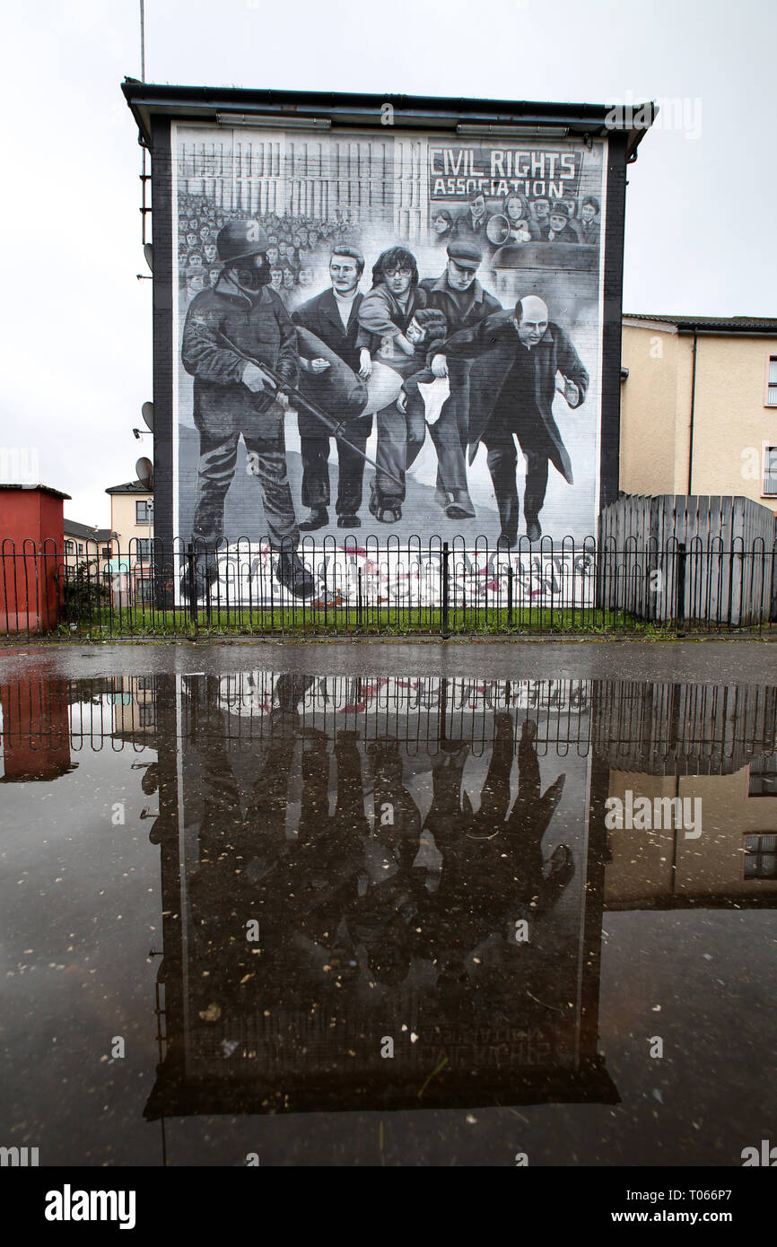 Londonderry, Irlanda del Nord. 16 mar 2019. Un murale raffigurante il compianto Vescovo Mons. Edward Daly sventolare un fazzoletto bianco come Jackie Duddy è portato via durante il 1972 domenica sanguinante uccisioni, nell'area Bogside di Derry, Irlanda del Nord, 16 marzo 2019. - Domenica sanguinante, talvolta chiamato il massacro Bogside, è stato un incidente il 30 gennaio 1972 nell'area Bogside di Derry, Irlanda del Nord, quando i soldati britannici shot 28 civili disarmati durante una marcia di protesta contro l'internamento. Credito: Irish occhio/Alamy Live News Foto Stock