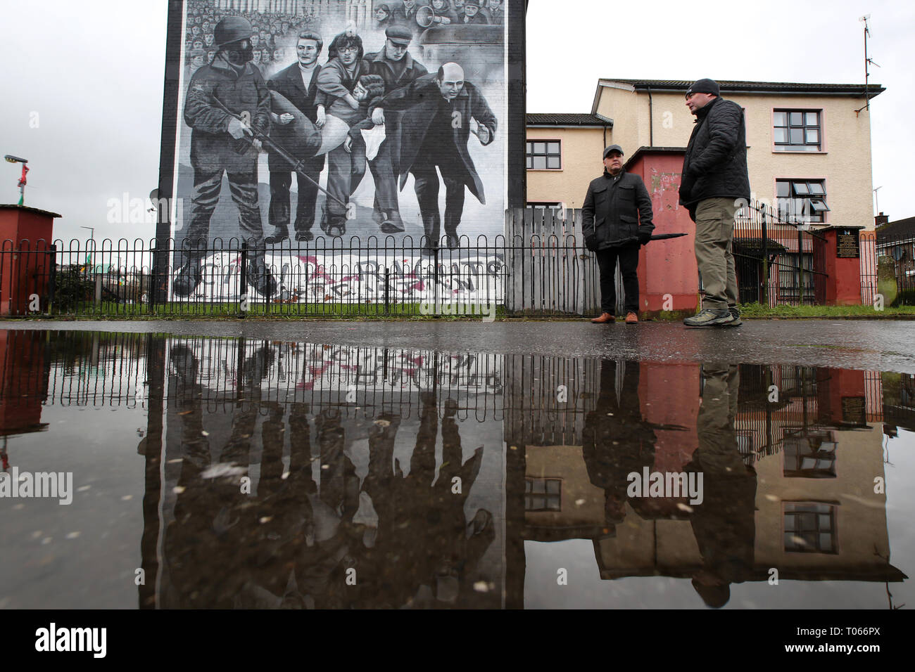 Londonderry, Irlanda del Nord. 16 mar 2019. Un turista ottiene un tour guidato murale raffigurante il compianto Vescovo Mons. Edward Daly sventolare un fazzoletto bianco come Jackie Duddy è portato via durante il 1972 domenica sanguinante uccisioni, nell'area Bogside di Derry, Irlanda del Nord, 16 marzo 2019. - Domenica sanguinante, talvolta chiamato il massacro Bogside, è stato un incidente il 30 gennaio 1972 nell'area Bogside di Derry, Irlanda del Nord, quando i soldati britannici shot 28 civili disarmati durante una marcia di protesta contro l'internamento. Credito: Irish occhio/Alamy Live News Foto Stock
