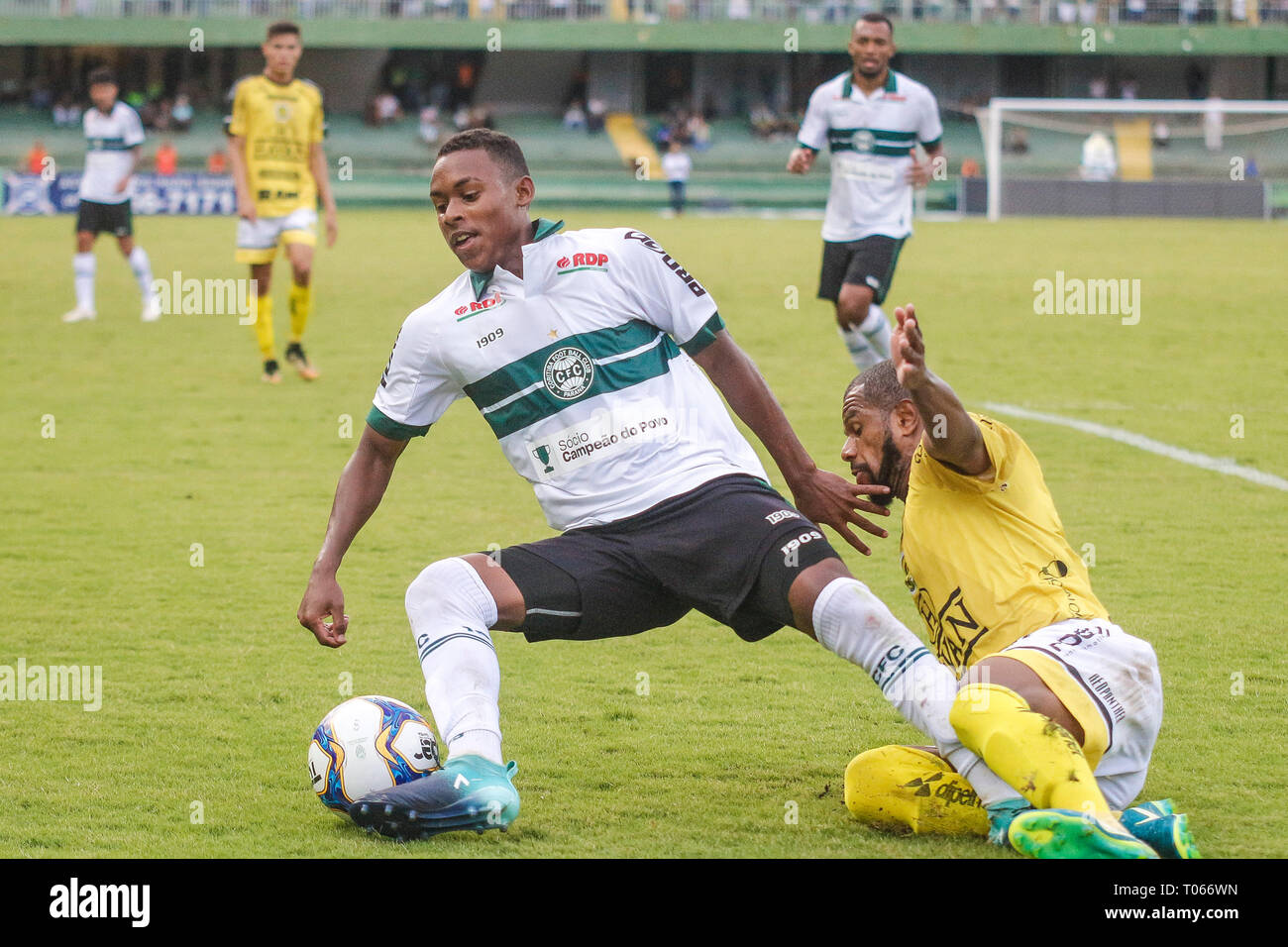 PR - Curitiba - 03/17/2019 - Paranaense 2019, Coritiba x Cascavel FC - Igor Paix Coritiba player controversie offerta con Cascavel lettore durante il match in Estadio Couto Pereira stadium 2019 Foto: Gabriel Machado / AGIF Foto Stock