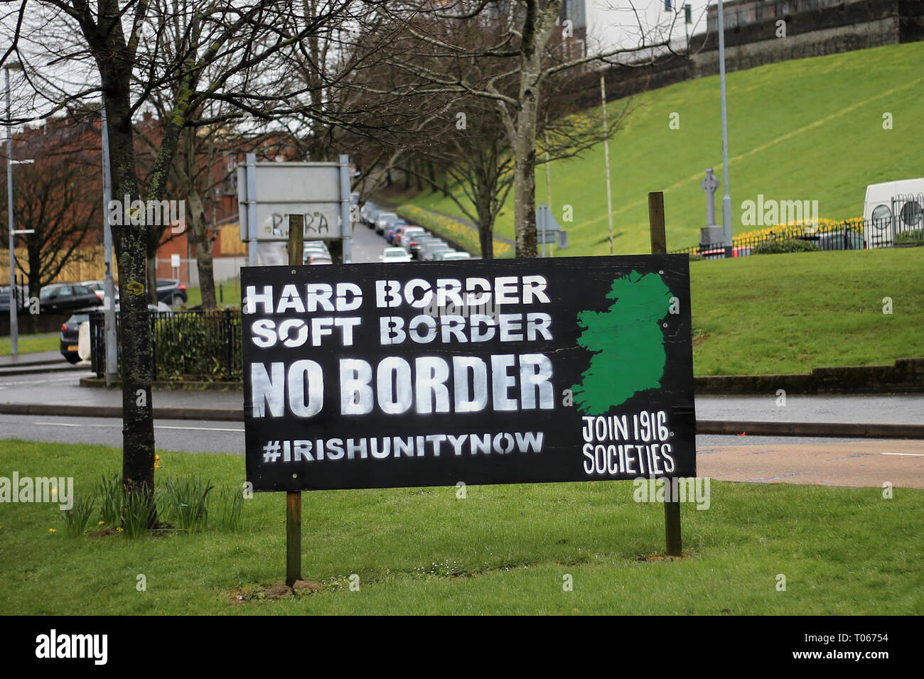 Londonderry, Irlanda del Nord. 16 mar 2019. Un No Brexit segno è visto nell'area Bogside di Derry Londonderry Irlanda del Nord, 16 marzo 2019. - Domenica sanguinante, talvolta chiamato il massacro Bogside, è stato un incidente il 30 gennaio 1972 nell'area Bogside di Derry, Irlanda del Nord, quando i soldati britannici shot 28 civili disarmati durante una marcia di protesta contro l'internamento. Quattordici persone sono morte: tredici sono stati uccisi a titolo definitivo, mentre la morte di un altro uomo quattro mesi più successivamente è stato attribuito alle sue ferite. Credito: Irish occhio/Alamy Live News Foto Stock