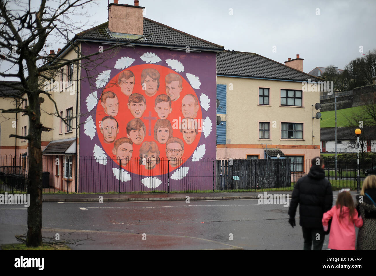 Londonderry, Irlanda del Nord. 16 mar 2019. Il murale di cui sopra contiene i ritratti delle 14 persone che sono stati uccisi dall'esercito britannico su "Bloody Sunday" in Derry il 30 gennaio 1972. In aggiunta ai ritratti, vi sono anche 14 foglie di quercia con ogni foglia che simboleggia una delle vittime, 16 marzo 2019. - Domenica sanguinante, talvolta chiamato il massacro Bogside, è stato un incidente il 30 gennaio 1972 nell'area Bogside di Derry, Irlanda del Nord, quando i soldati britannici shot 28 civili disarmati durante una marcia di protesta contro l'internamento. Credito: Irish occhio/Alamy Live News Foto Stock