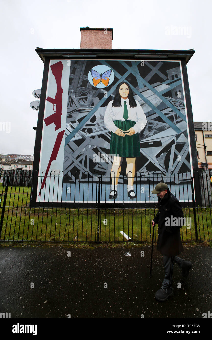 Londonderry, Irlanda del Nord. 16 mar 2019. La gente a piedi passato Annette McGavigan murale nel partito nazionalista cattolica area Bogside di Derry (Londonderry), Irlanda del Nord, 16 marzo 2019. - La ragazza nel murale è Annette McGavigan chi era 14 anni quando fu ucciso il 6 settembre 1971. Lei è stato ucciso da un soldato britannico mentre in piedi sulla strada in cui visse. Il murale è vicino al sito dove morì. Credito: Irish occhio/Alamy Live News Foto Stock