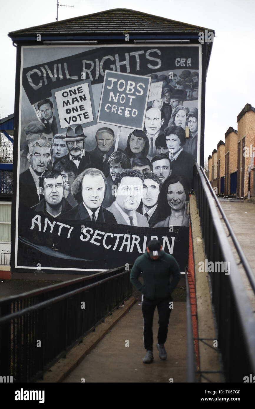 Londonderry, Irlanda del Nord. 16 mar 2019. Il 1968 diritti civili che mostra murale del SDLP John Hume e Ivan Cooper nel Partito nazionalista cattolica area Bogside di Derry (Londonderry), Irlanda del Nord, 16 marzo 2019. - "Questo murales commemora l'inizio della lotta in Derry per i diritti democratici. Esso non può essere sottolineato fin troppo spesso che questa lotta coinvolto protestanti come cattolici. Il 5 ottobre 1968 marzo si è conclusa a spargimenti di sangue in Duke Street Derry. Credito: Irish occhio/Alamy Live News Foto Stock