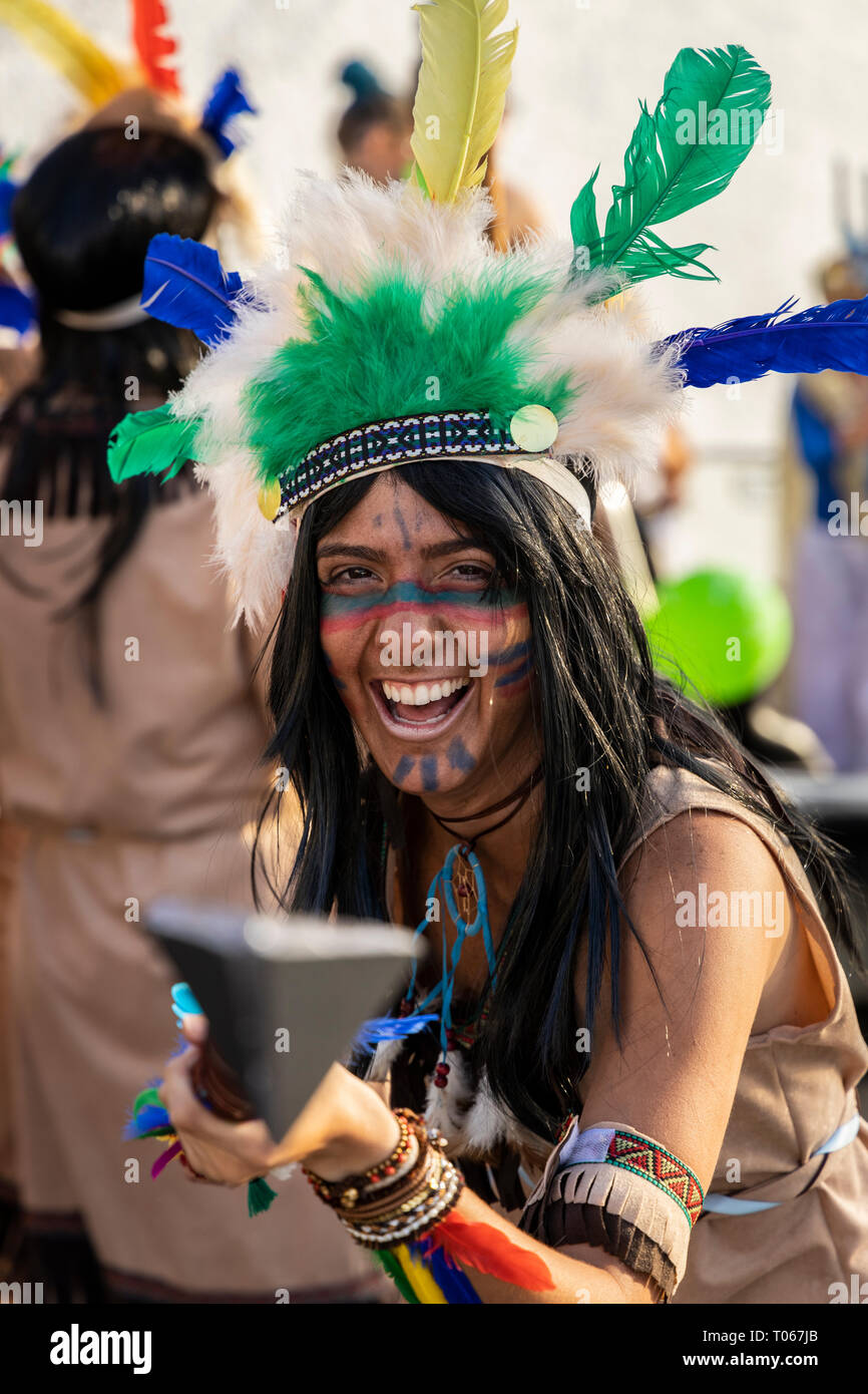 Los Gigantes, Tenerife, Isole Canarie, 17 marzo 2019. Il carnevale arriva a Los Gigantes località turistica sulla costa occidentale di Tenerife. Avendo finito in Santa Cruz continua intorno all'isola per un certo numero di settimane con tutte le spettacolari costumi, musica e balli. Foto Stock