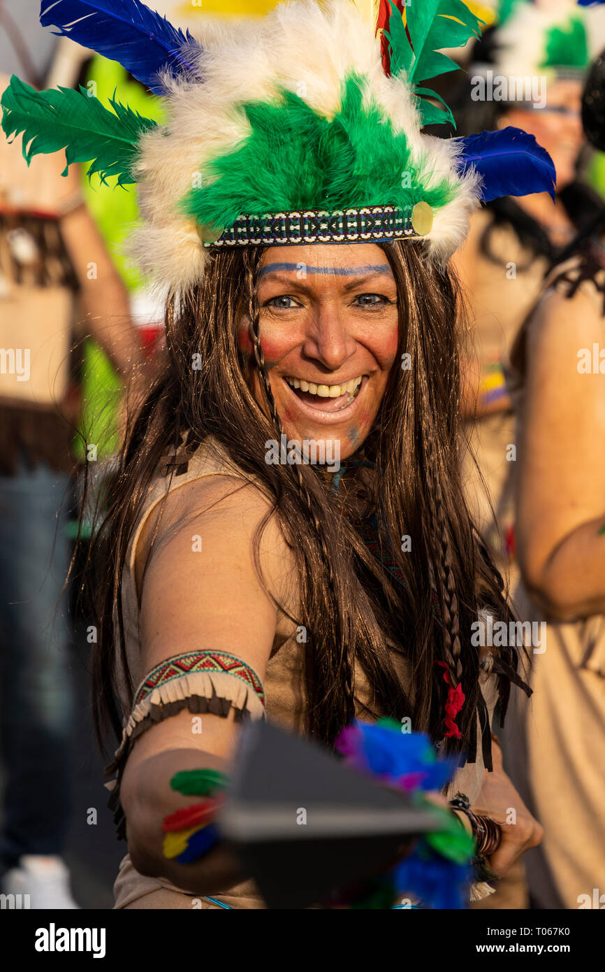 Los Gigantes, Tenerife, Isole Canarie, 17 marzo 2019. Il carnevale arriva a Los Gigantes località turistica sulla costa occidentale di Tenerife. Avendo finito in Santa Cruz continua intorno all'isola per un certo numero di settimane con tutte le spettacolari costumi, musica e balli. Foto Stock