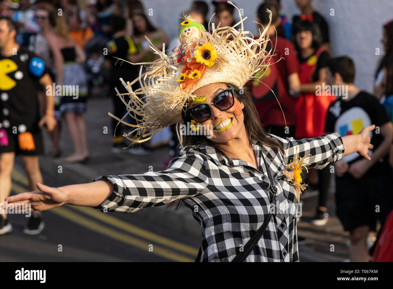 Los Gigantes, Tenerife, Isole Canarie, 17 marzo 2019. Il carnevale arriva a Los Gigantes località turistica sulla costa occidentale di Tenerife. Avendo finito in Santa Cruz continua intorno all'isola per un certo numero di settimane con tutte le spettacolari costumi, musica e balli. Foto Stock