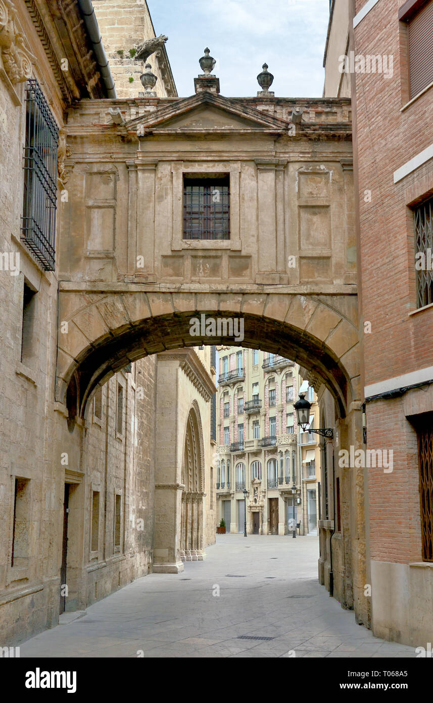 Cattedrale di Valencia Barchilla Street Arch tra la cattedrale e il Palazzo Arcivescovile di Valencia Spagna Foto Stock
