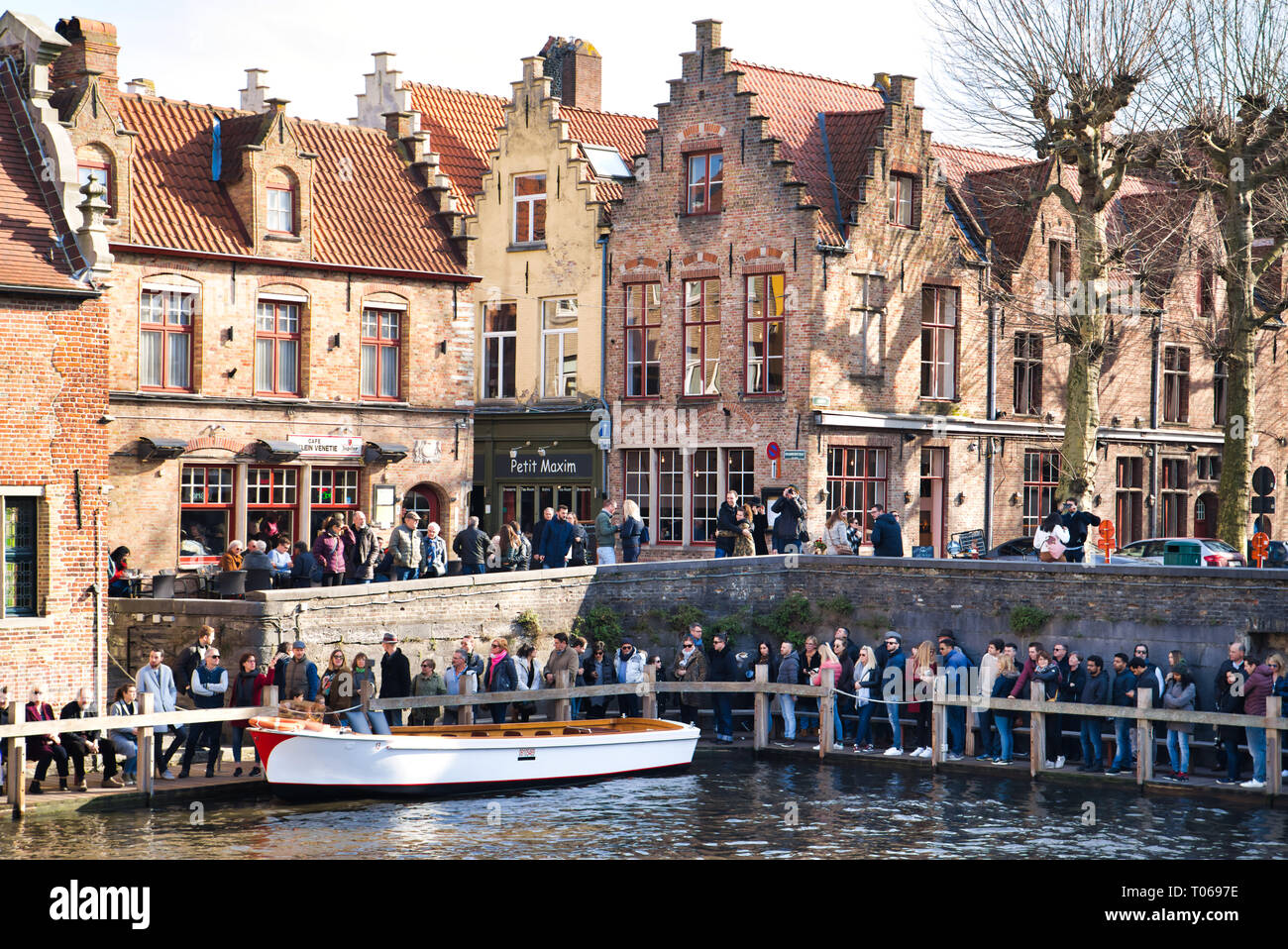 BRUGES, Belgio - 17 febbraio 2019: città canal, molti turisti. Gite in barca al molo Foto Stock