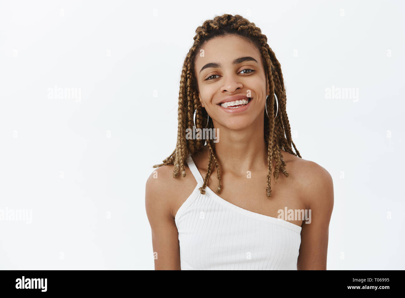 Carino elegante e attraente spensierata americano africano studente femmina  con i timori e le bretelle sorridente largamente godendo di esprimersi con  audacia Foto stock - Alamy