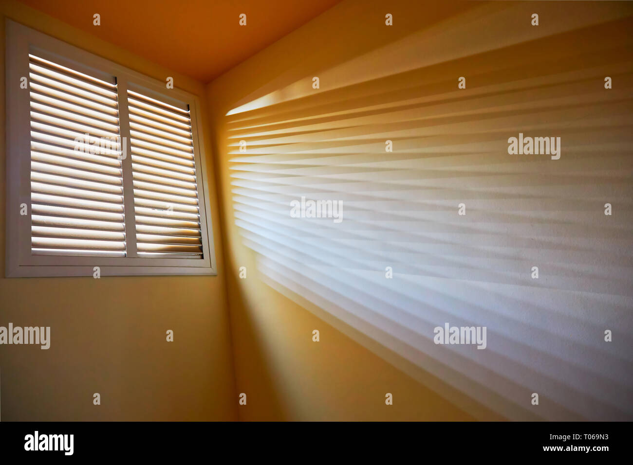 Luce interessante effetto texture attraverso la finestra sul corridoio Foto Stock