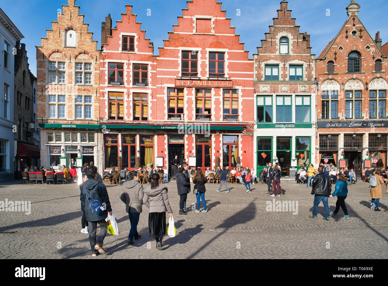 BRUGES, Belgio - 17 febbraio 2019: favoloso case colorate in una delle piazze centrali del Grote Markt. Foto Stock