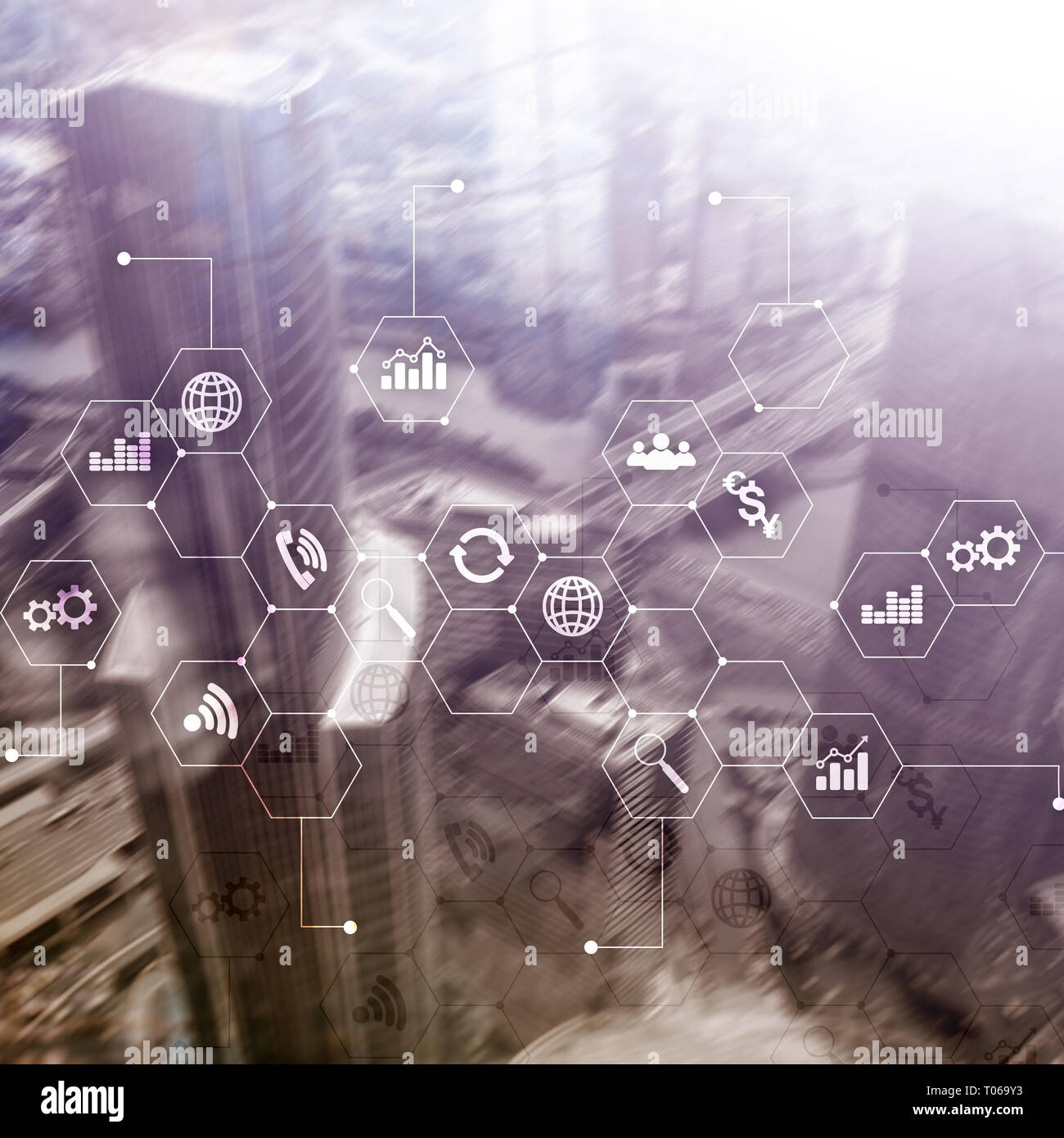 La doppia esposizione dei supporti misti. Gli schemi e le icone sulla schermata di ologramma. La gente di affari e moderna città sullo sfondo Foto Stock