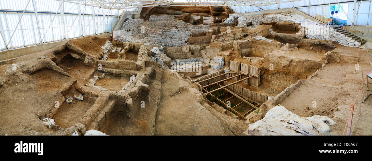 Guardando la collina della zona sud attraverso piazza resti neolitici di fango case di mattoni pareti. Al centro si può notare come la profondità di scavo ha Foto Stock