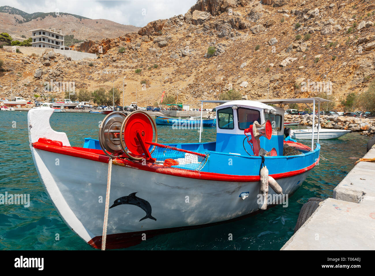 Creta, Grecia - Agosto 2018: greco tradizionale barca da pesca è restare ormeggiata al porto di Chora Sfakion città Foto Stock