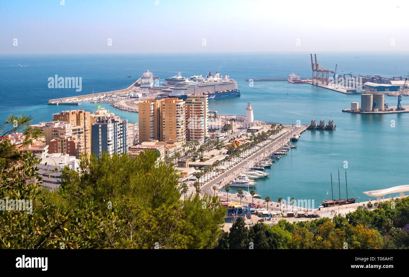Malaga, Spagna - 18 maggio 2018. La nave di crociera Mein Schiff 5 con crociere Seven Seas Explorer e Rhapsody dei mari nel porto di Malaga, Spagna Foto Stock