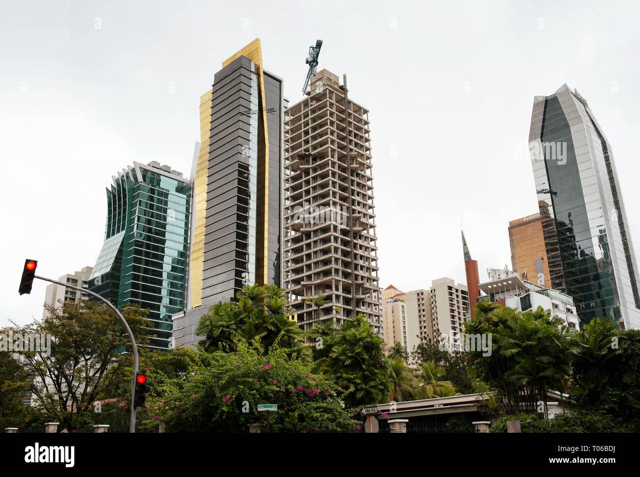 Street View di moderni edifici per uffici con Star Bay Tower (Bicsa centro finanziario) a sinistra. Panama City, America centrale. Ott 2018 Foto Stock