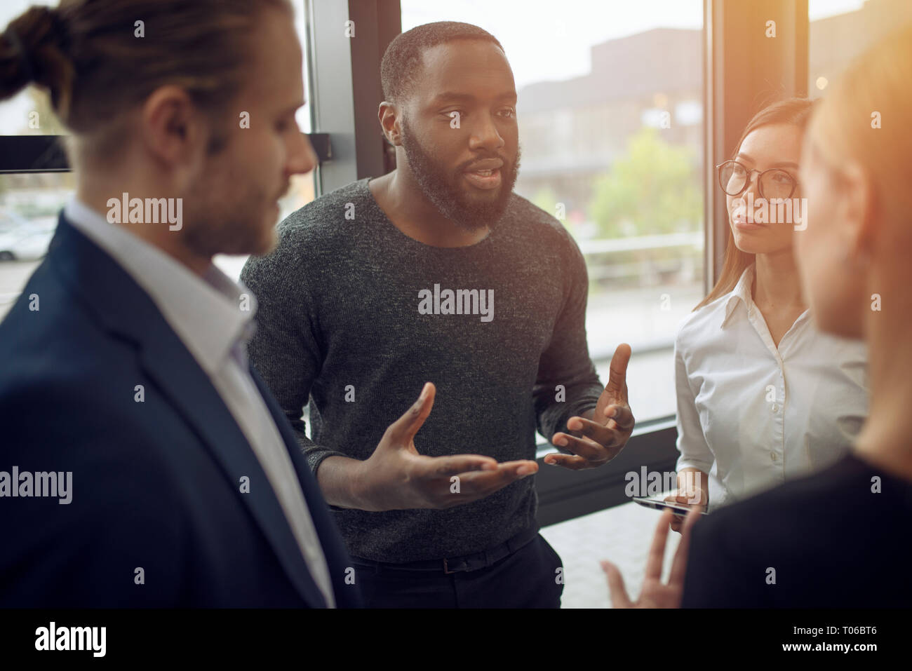 Team di business alle persone di lavorare insieme. Concetto di partnership e il lavoro di squadra Foto Stock