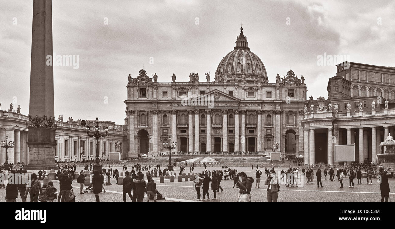 Italia, Roma, 19 febbraio/ 2018, Basilica di San Pietro in Vaticano, turisti in piazza Foto Stock