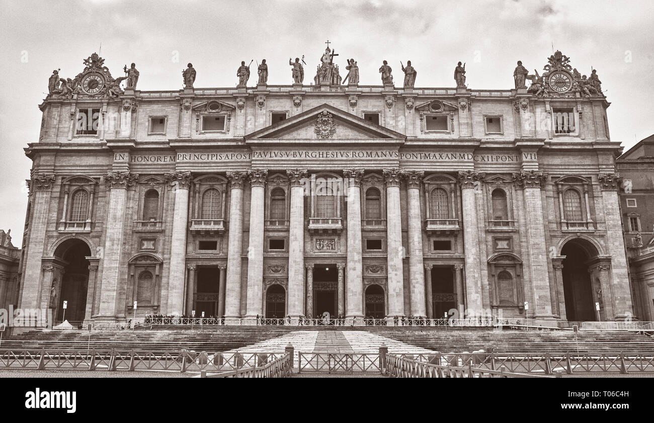 Roma, Basilica di San Pietro in Vaticano, la fotografia in bianco e nero in un giorno nuvoloso Foto Stock