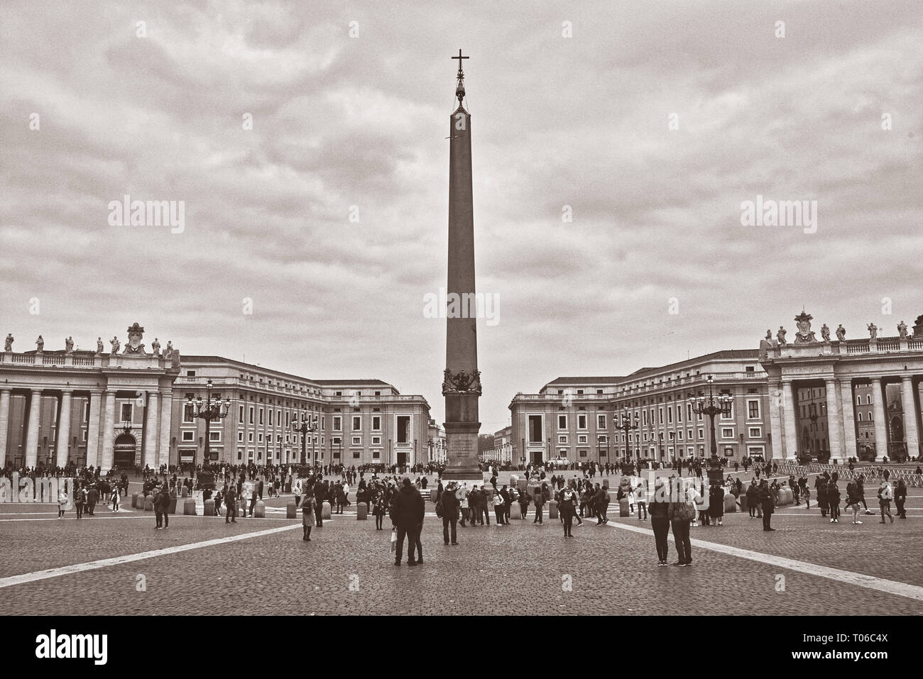 Italia, Roma, 19 febbraio/ 2018, Piazza San Pietro, i turisti in piazza, la fotografia in bianco e nero in un giorno nuvoloso Foto Stock