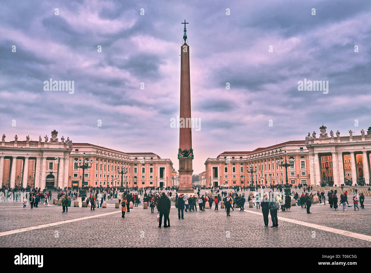 Italia, Roma, 19 febbraio/ 2018, Piazza San Pietro, i turisti in piazza, in un giorno nuvoloso Foto Stock