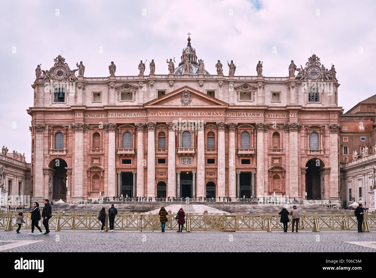 Italia, Roma, 19 febbraio/ 2018, Basilica di San Pietro in Vaticano, ai turisti di ammirare la Basilica, in un giorno nuvoloso Foto Stock
