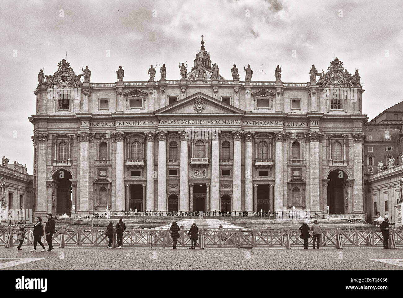 Italia, Roma, 19 febbraio/ 2018, Basilica di San Pietro in Vaticano, ai turisti di ammirare la Basilica, la fotografia in bianco e nero in un giorno nuvoloso Foto Stock