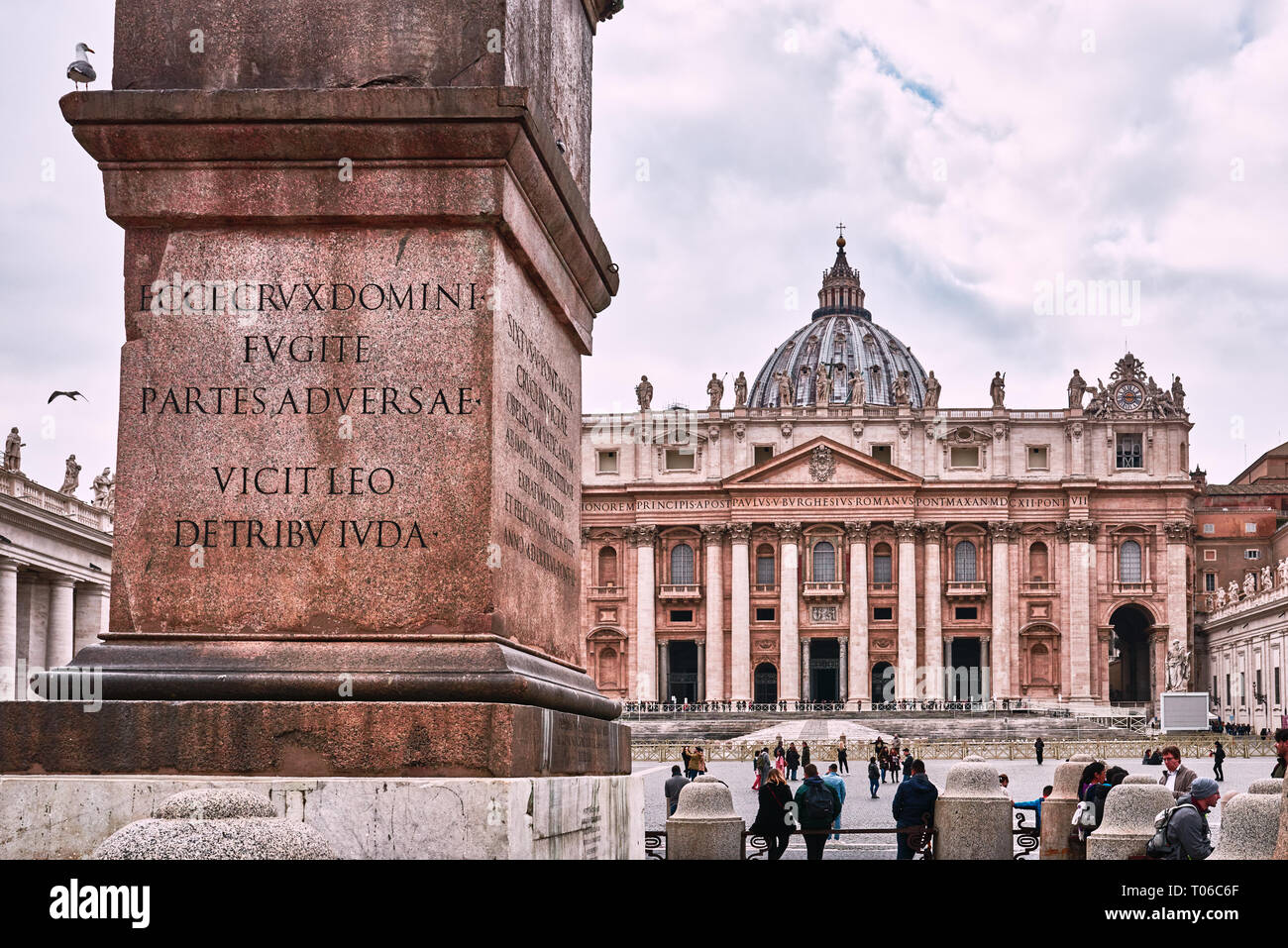 Italia, Roma, 19 febbraio/ 2018, close-up di Obelisco Vaticano, la Basilica di San Pietro sullo sfondo, ai turisti di ammirare la Basilica Foto Stock