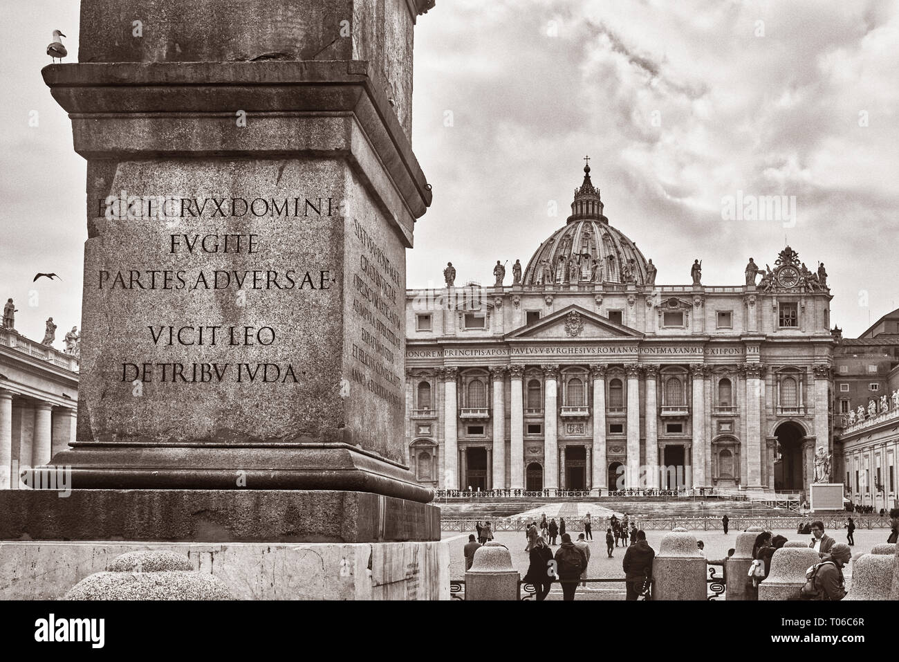 Italia, Roma, 19 febbraio/ 2018, close-up di Obelisco Vaticano, la Basilica di San Pietro sullo sfondo, ai turisti di ammirare la Basilica, in bianco e nero foto Foto Stock
