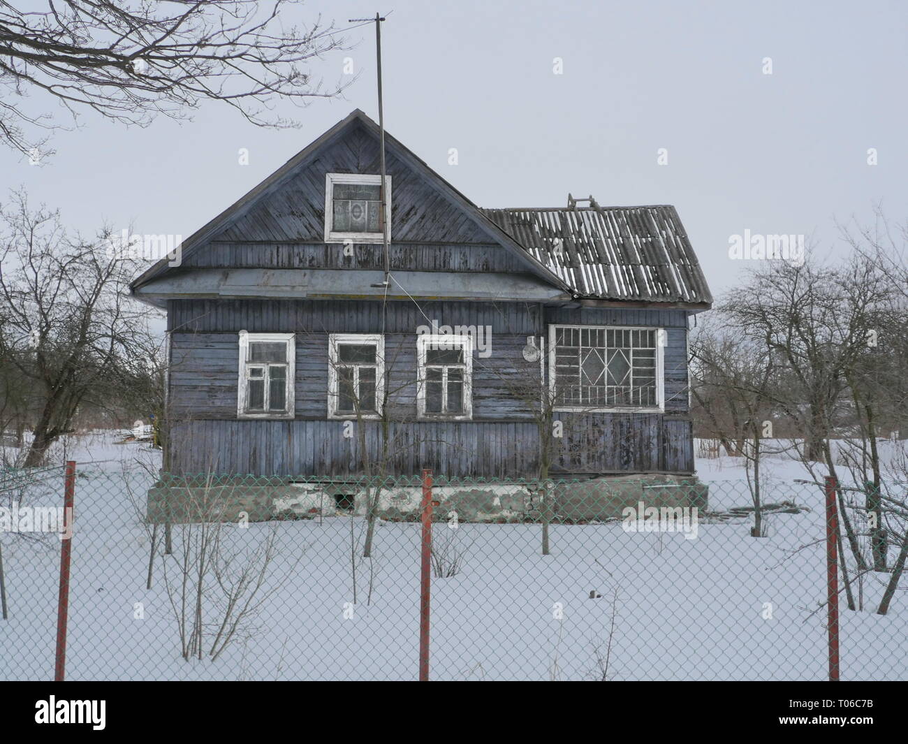 Russia, dalla regione di Leningrado Marzo 12, 2016, tipica casa in legno di costruzione sovietica del 1950 circa Foto Stock