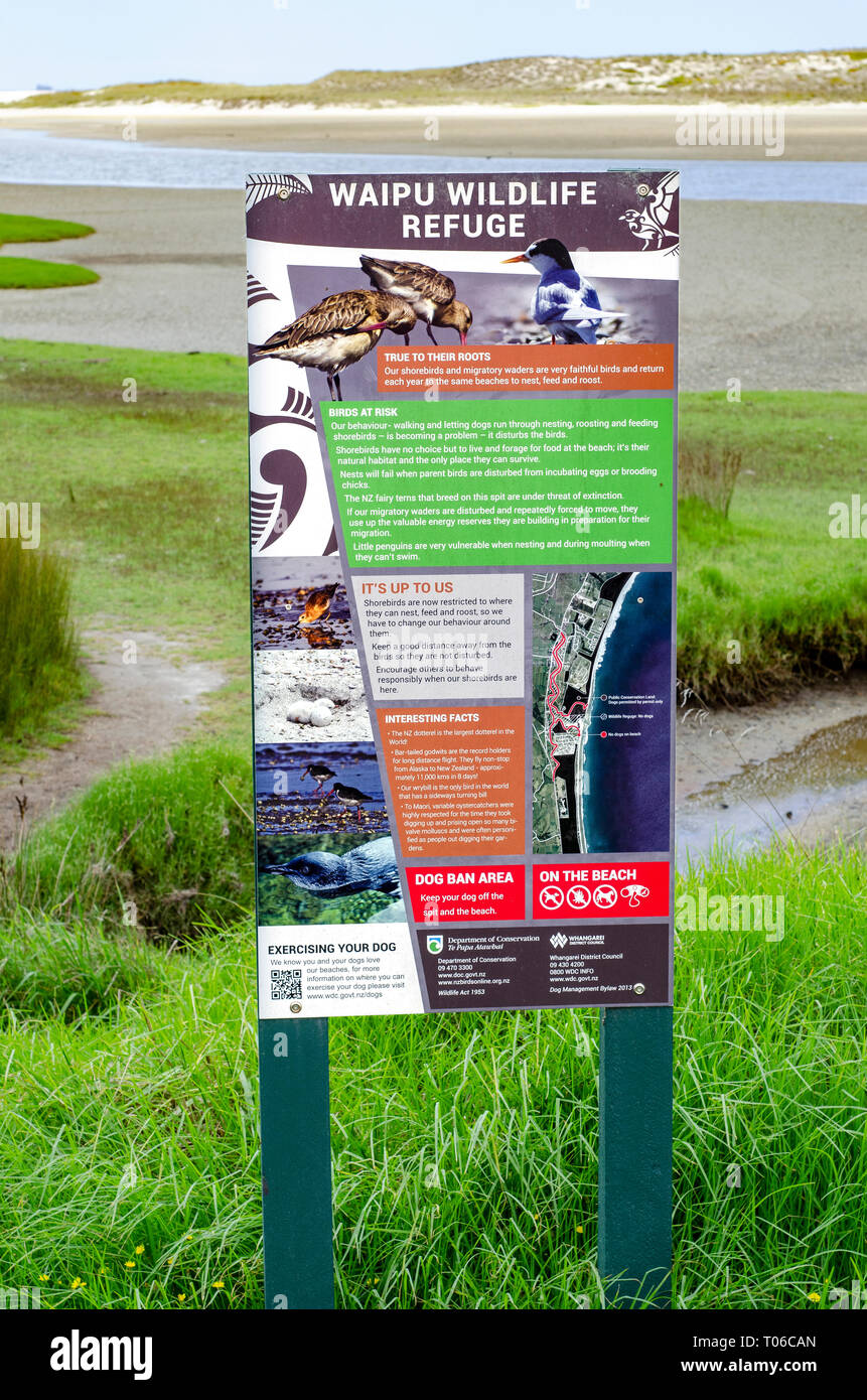 La tutela della fauna selvatica informazioni poster su una spiaggia in Nuova Zelanda Foto Stock